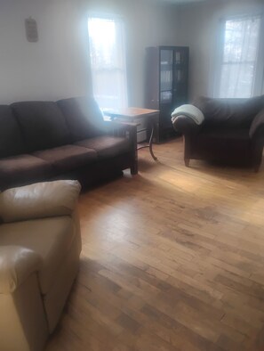 Living area - Spacious 4-bedroom house in charming Shirley awaits you (Shirley)