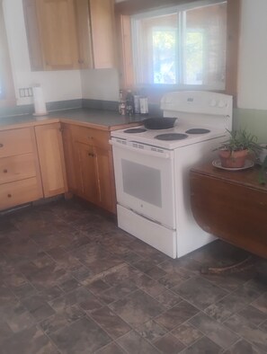 Private kitchen - Spacious 4-bedroom house in charming Shirley awaits you (Shirley)
