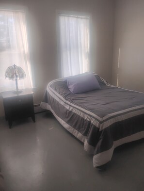 WiFi, bed sheets - Spacious 4-bedroom house in charming Shirley awaits you (Shirley)