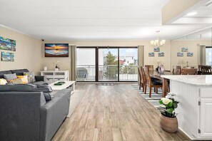 TV - Beachfront Condo w/ Prime Location and Great Views (Ocean City)