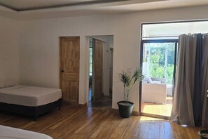 5 bedrooms, WiFi, bed sheets - Quesada House (Tamarindo)