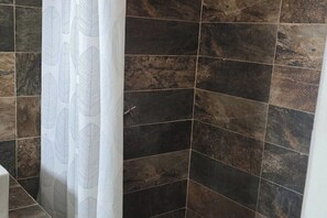 Dusche, Handtücher, Seife, Toilettenpapier