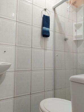 Classic trippelrum - utsikt mot staden | Badrum | Badkar och dusch och toalettpapper