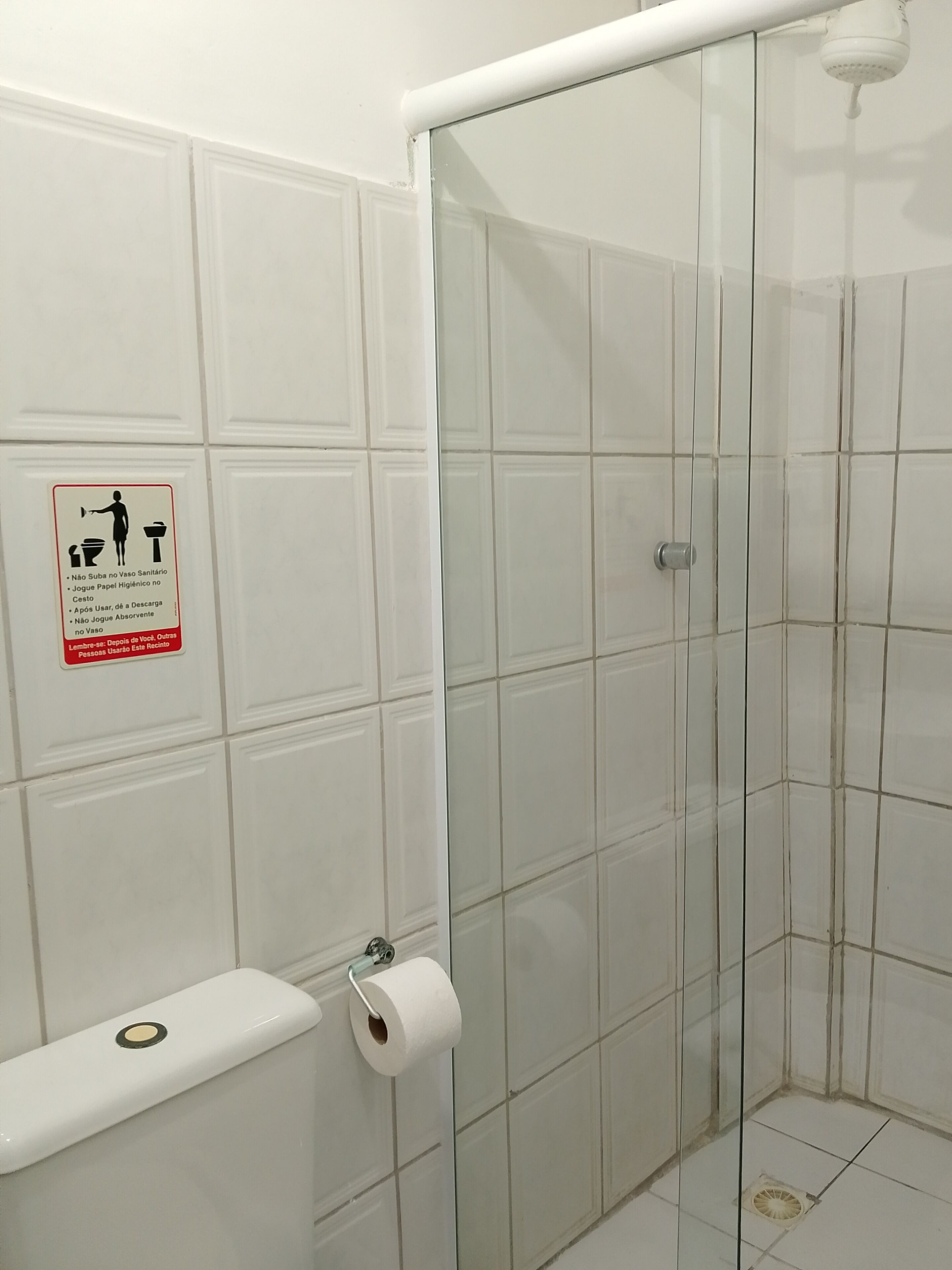 Quarto quádruplo clássico | Banheiro | Banheira e chuveiro separados, papel higiênico