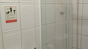 Quarto quádruplo clássico | Banheiro | Banheira e chuveiro separados, papel higiênico