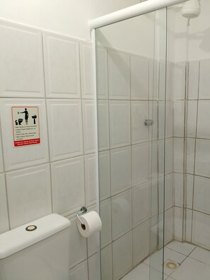 Neljän hengen classic-huone | Kylpyhuone | Erillinen kylpyamme ja suihku, vessapaperi