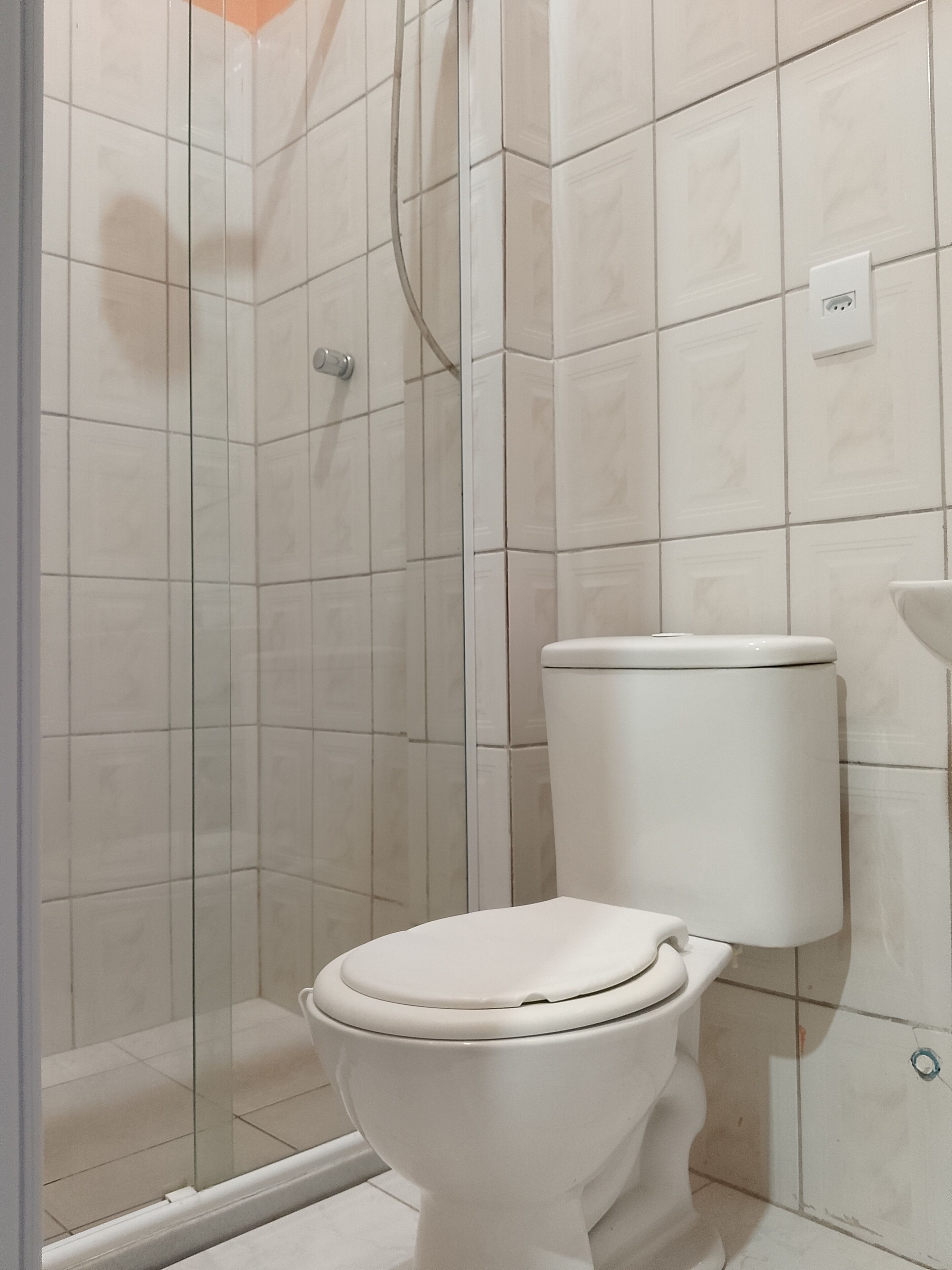 经典三人房 | 浴室 | 独立的浴缸和淋浴、卫生纸