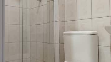 Tripla Classic | Bagno | Vasca e doccia separate, carta igienica