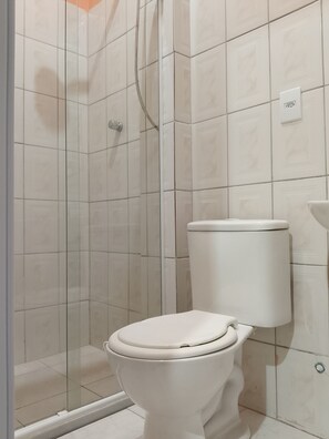 Chambre triple classique | Salle de bain | Baignoire et douche séparées, papier de toilette