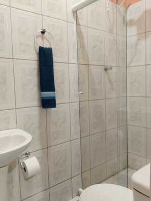 Separat badekar og dusj og toalettpapir