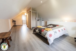 Travel cot, free WiFi, bed sheets