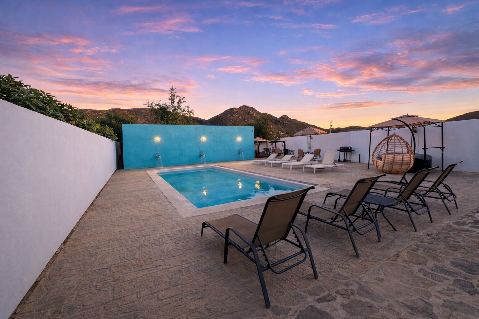 Una piscina al aire libre