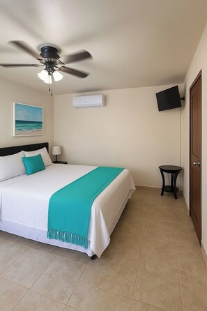 Studio Suite tiện nghi đơn giản, quang cảnh vườn | Két bảo mật tại phòng, bàn, khu vực làm việc phù hợp cho laptop 