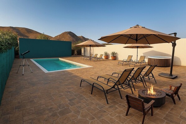 Una piscina al aire libre