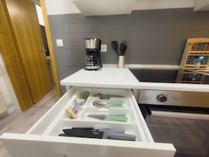 Kühlschrank, Ofen, Herdplatte, Wasserkocher mit Kaffee-/Teezubehör