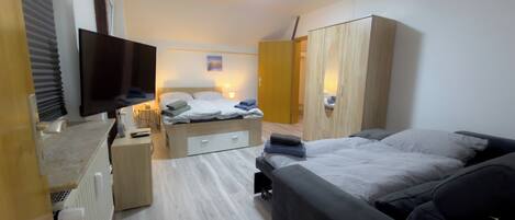 مكواة/لوح كي وخدمة الإنترنت وملاءات أسرّة