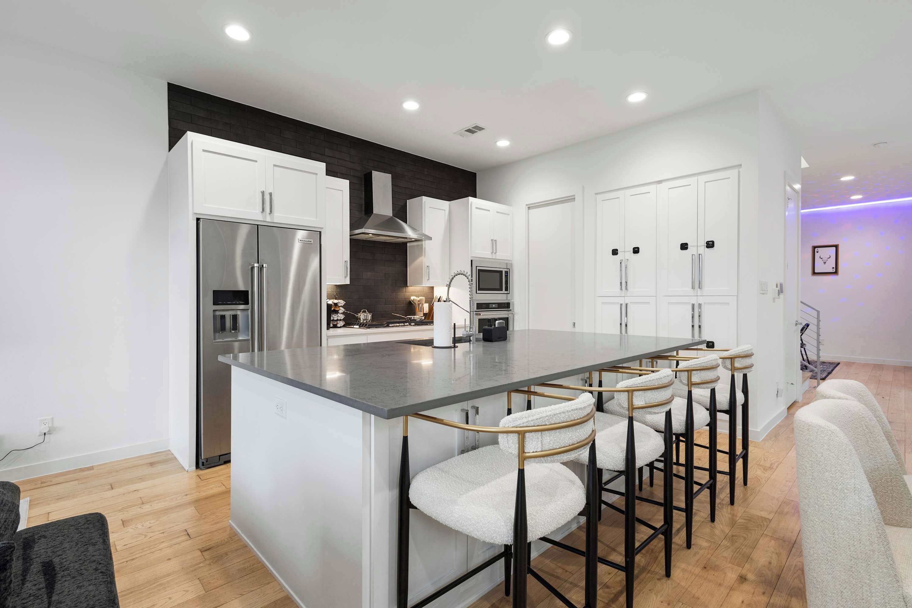 Refrigerador, microondas, horno y parrilla de estufa 