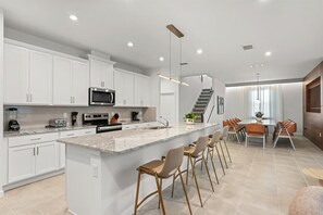Fridge, microwave, oven, stovetop - Solara Resort Themed Pool And Cinema Home (Kissimmee)