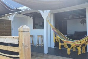 Outdoor dining - KaZa Bielle By La Manoshra (Capesterre de Marie-Galante)