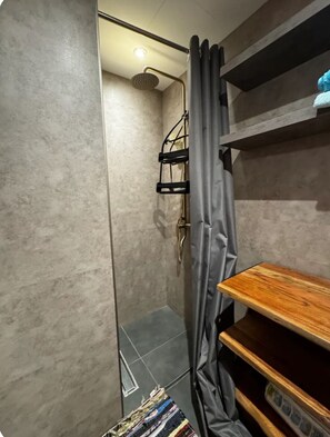 Hiustenkuivaaja, pyyhkeet, vessapaperi