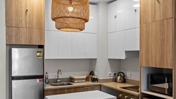 KĂŒhlschrank, Mikrowelle, Ofen, Herdplatte