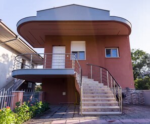 ال منشأة من الخارج