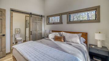 2 bedrooms, travel cot, free WiFi, bed sheets