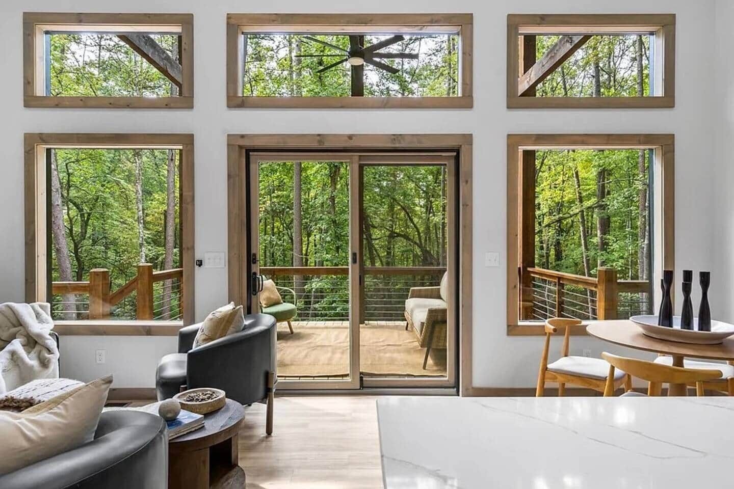 Smart TV, chimenea y libros 