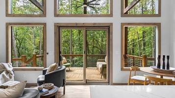 Smart TV, chimenea y libros