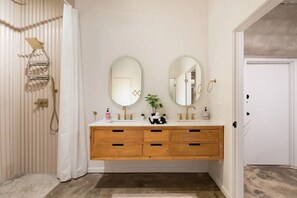 Hair dryer, towels, soap, shampoo - Art Foundry Pool Ping Pong 10ksqft 10 bedroom (East Point)