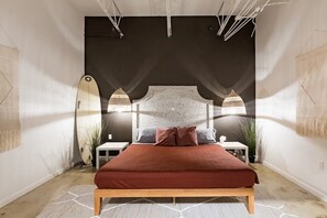 10 habitaciones, escritorio y tabla de planchar con plancha 