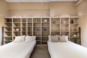 10 bedrooms, desk, iron/ironing board, free WiFi - Art Foundry Pool Ping Pong 10ksqft 10 bedroom (East Point)