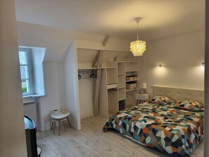 2 bedrooms, iron/ironing board, Internet, bed sheets - Large, quiet "Un Air de Famille" country house with views of the Pyrenees (Mauvezin)