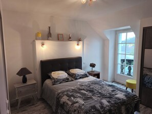 2 bedrooms, iron/ironing board, Internet, bed sheets - Large, quiet "Un Air de Famille" country house with views of the Pyrenees (Mauvezin)
