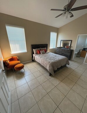 3 bedrooms, iron/ironing board, WiFi, bed sheets - Comfort Meets Magic: Cozy Home Near Disney! (Orlando)