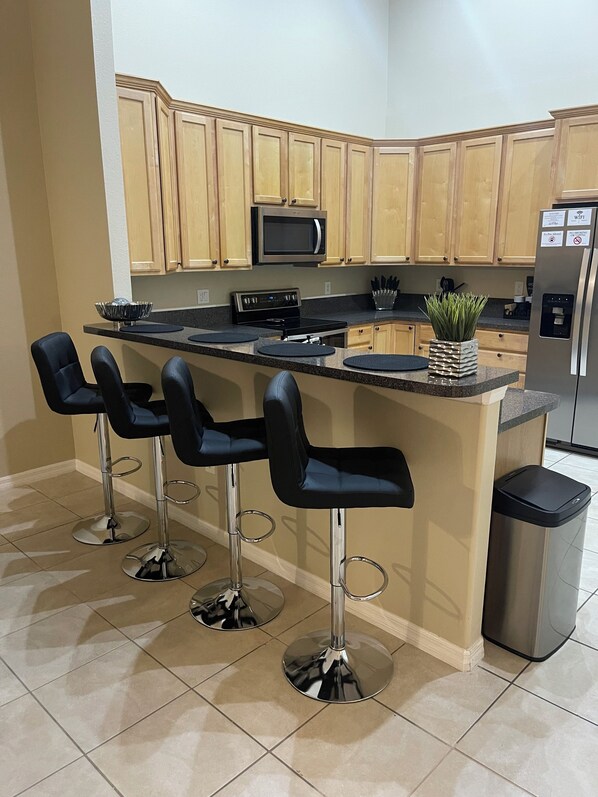 Private kitchen - Comfort Meets Magic: Cozy Home Near Disney! (Orlando)