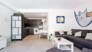 A modern apartment with a kitchen, dining area, and living room. - Apartament Antic Plankton - Sa Riera Begur - Free Parking, Beach, Wifi, holidays (Sa Riera)