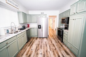 Køleskab, mikrobølgeovn, ovn, kogeplade