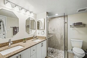 Douche, sèche-cheveux, serviettes fournies, savon