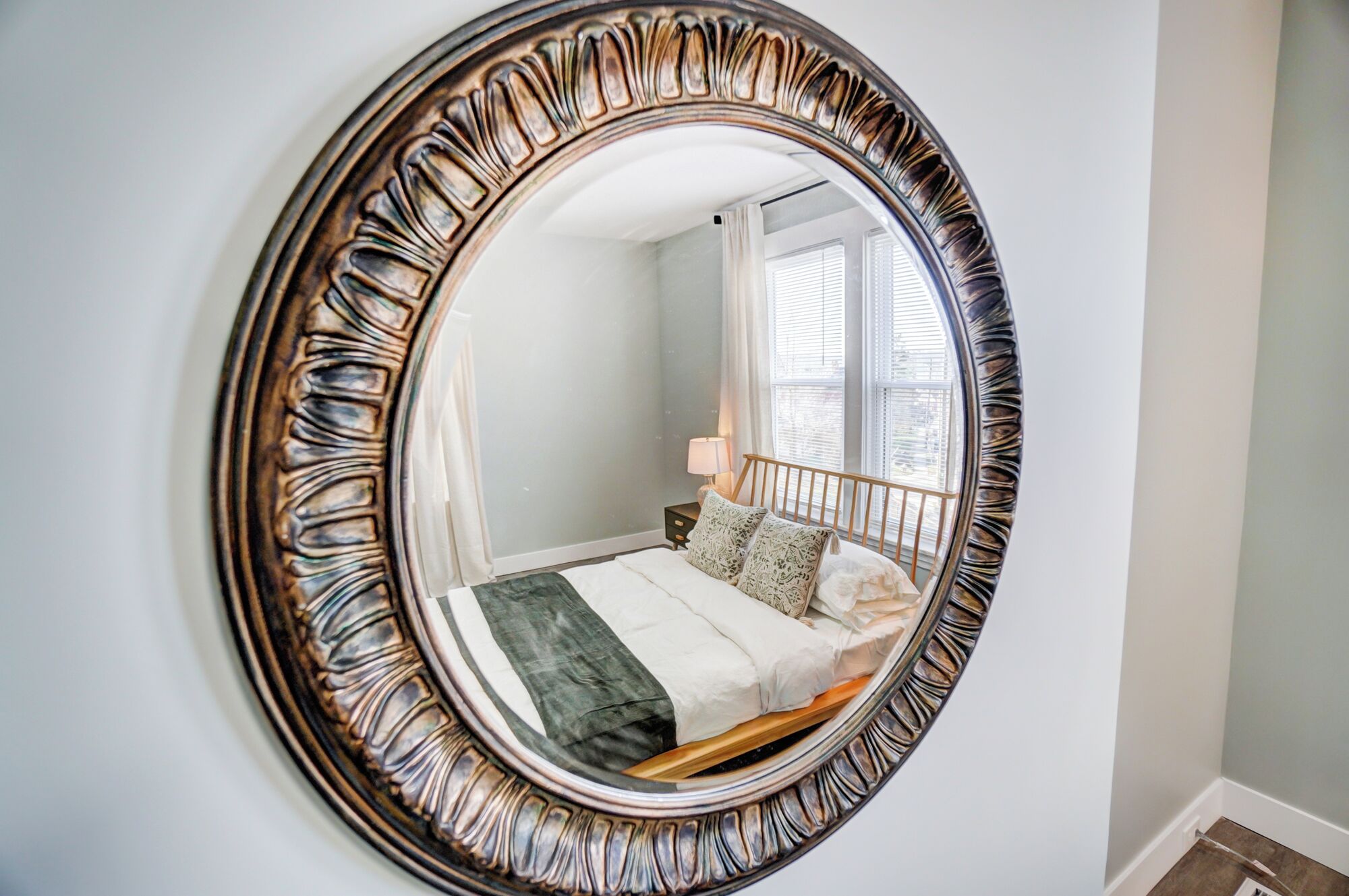 2 habitaciones, escritorio, tabla de planchar con plancha y wifi gratis 