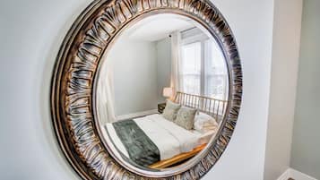 2 soverom, skrivebord, strykejern/-brett og wi-fi (inkludert)