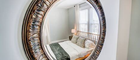 2 habitaciones, escritorio, tabla de planchar con plancha y wifi gratis