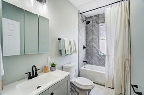 Sèche-cheveux, serviettes fournies, savon, shampoing