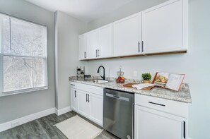 冷蔵庫、電子レンジ、オーブン、コンロ