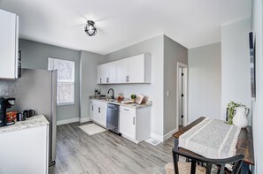 冷蔵庫、電子レンジ、オーブン、コンロ