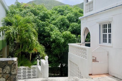 SXM Hillside Retreat large 3-bed/bath condo, tucked in the hills but central