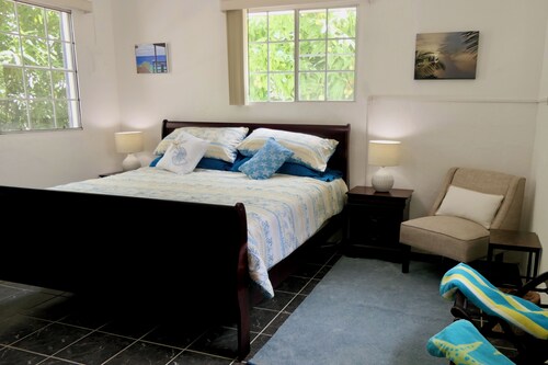 SXM Hillside Retreat large 3-bed/bath condo, traditional decor, modern amenities
