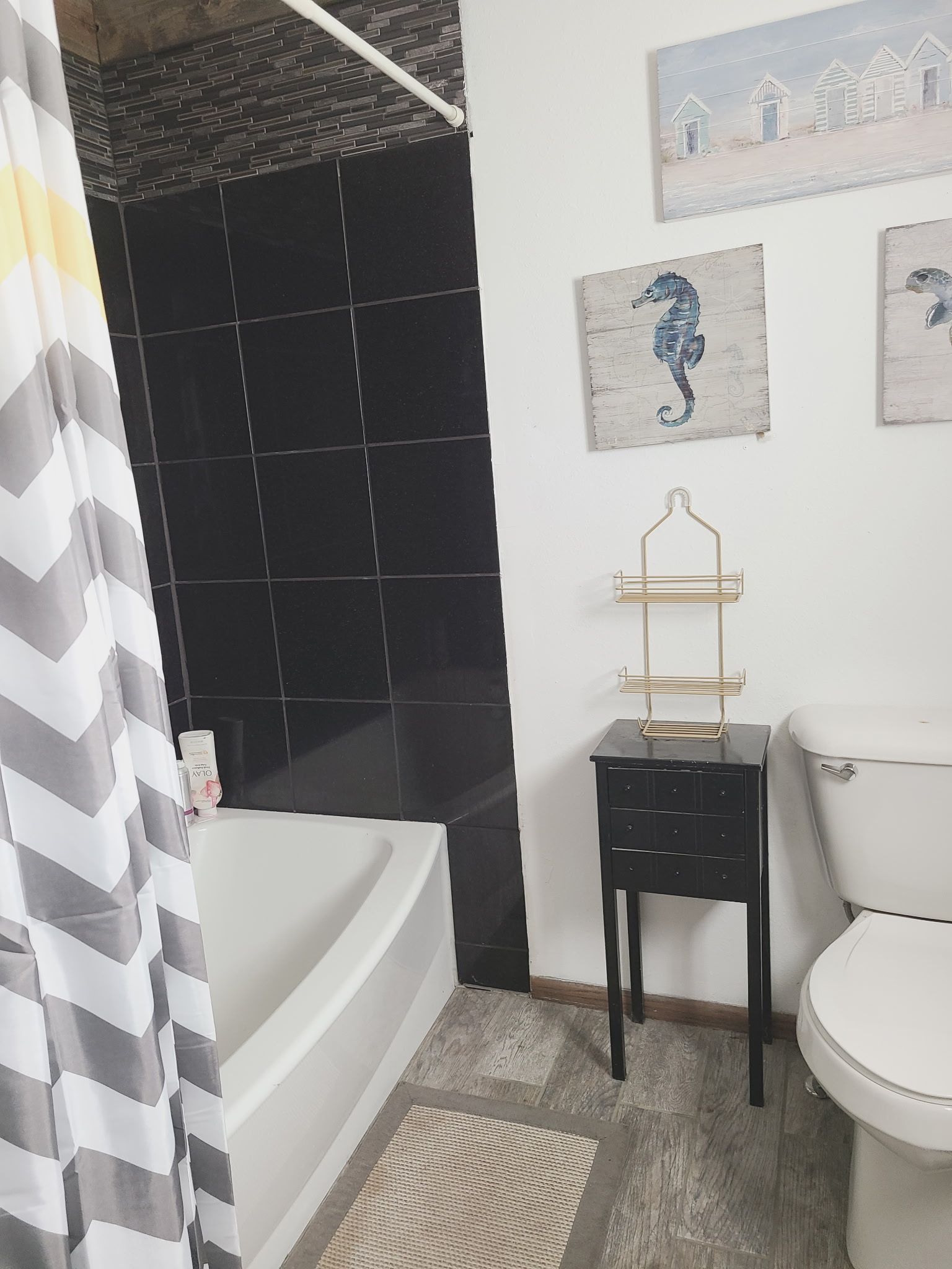 Une salle de bain avec une baignoire, des toilettes et un espace douche.