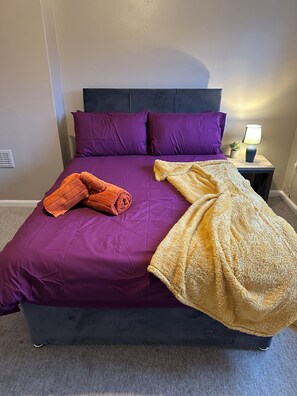 2 slaapkamers, een bureau, een strijkplank/strijkijzer, gratis wifi
