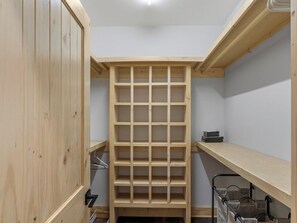 Ein Abstellschrank mit Holzböden und einem Metallgestell.